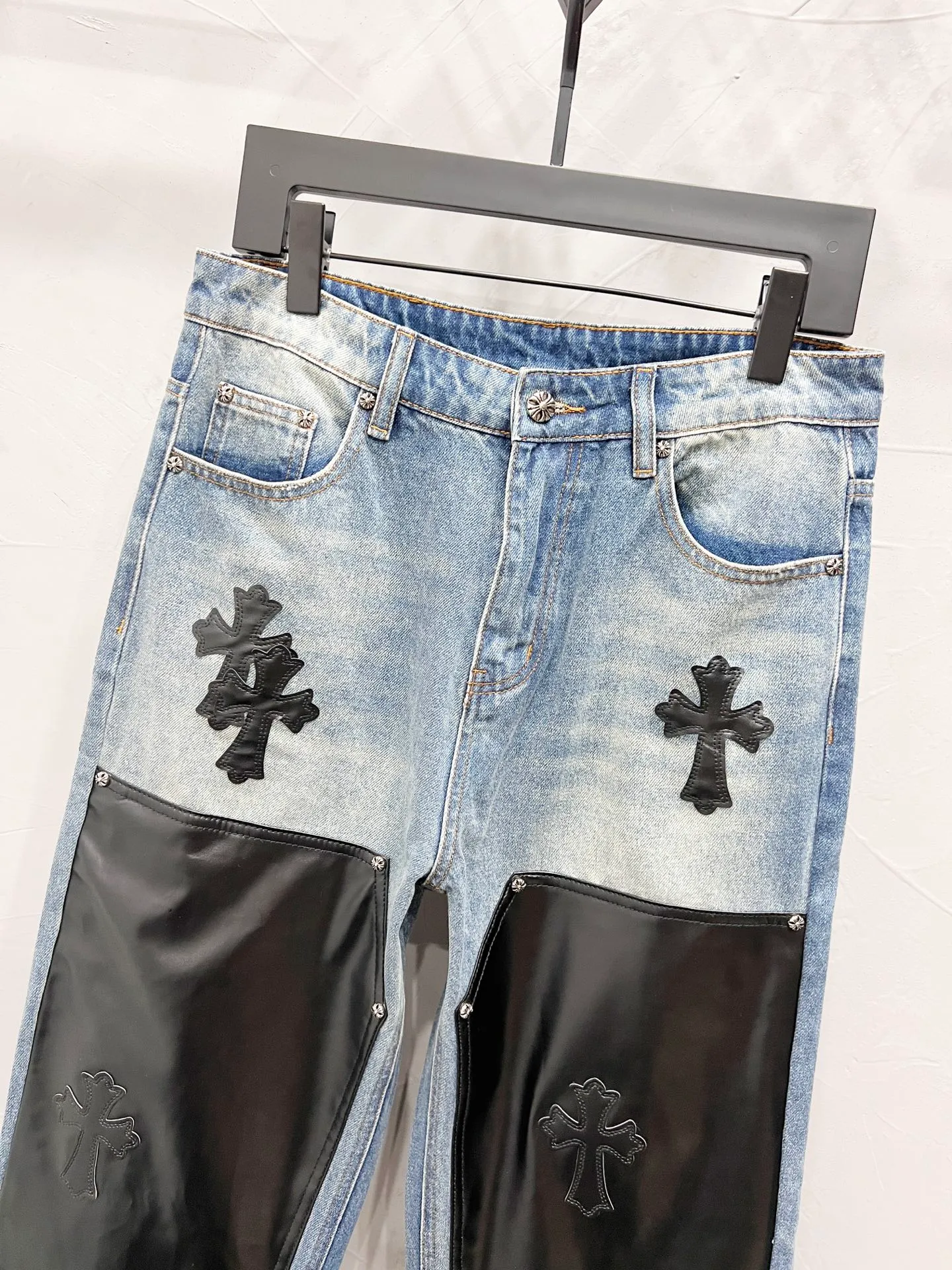 P260 Style number: [M936] Chrome hearts & Chrome hearts 25ss black leather cross patch leather jeans Chrome hearts’ logging pants are here! ! ! CH Croix Heart Double Knee Cross Patch Leather Bo1 Style Logging Pants Straight-leg Work Pants B136 Croix Heart Cross Sanskrit Overalls Price 24W Level, patchwork cross pattern embellishment, high-waisted washed jeans! ! Absolutely high-end luxury products, 1.9W level god-level single products, super popular products, made by top heavy industry, not to be missed. About Zangyin, this is an extremely luxurious fashion brand, which can also be called the nobles of the high street. It has always been an exclusive brand of some hipsters or rich second generation. Compared with ordinary high streets, it is more luxurious and noble. Compared with luxury brands, it has a more fashionable personality and has always been a brand that I have a special liking for. Imported yarn is custom-woven into a high-density twill canvas, which ensures a crisp silhouette while also making the fabric feel very delicate. It follows the B01 classic silhouette, with a crisp and stylish upper body. The ready-made garments are stone-ground and fermented and can be matched with any style. Buttons and zinc brushing are washed with genuine YKK retro metal products. Double-layered canvas on the front. Perfect details. All hardware is perfect. Size: 30-32-34-36 Color: blue pants and black leather